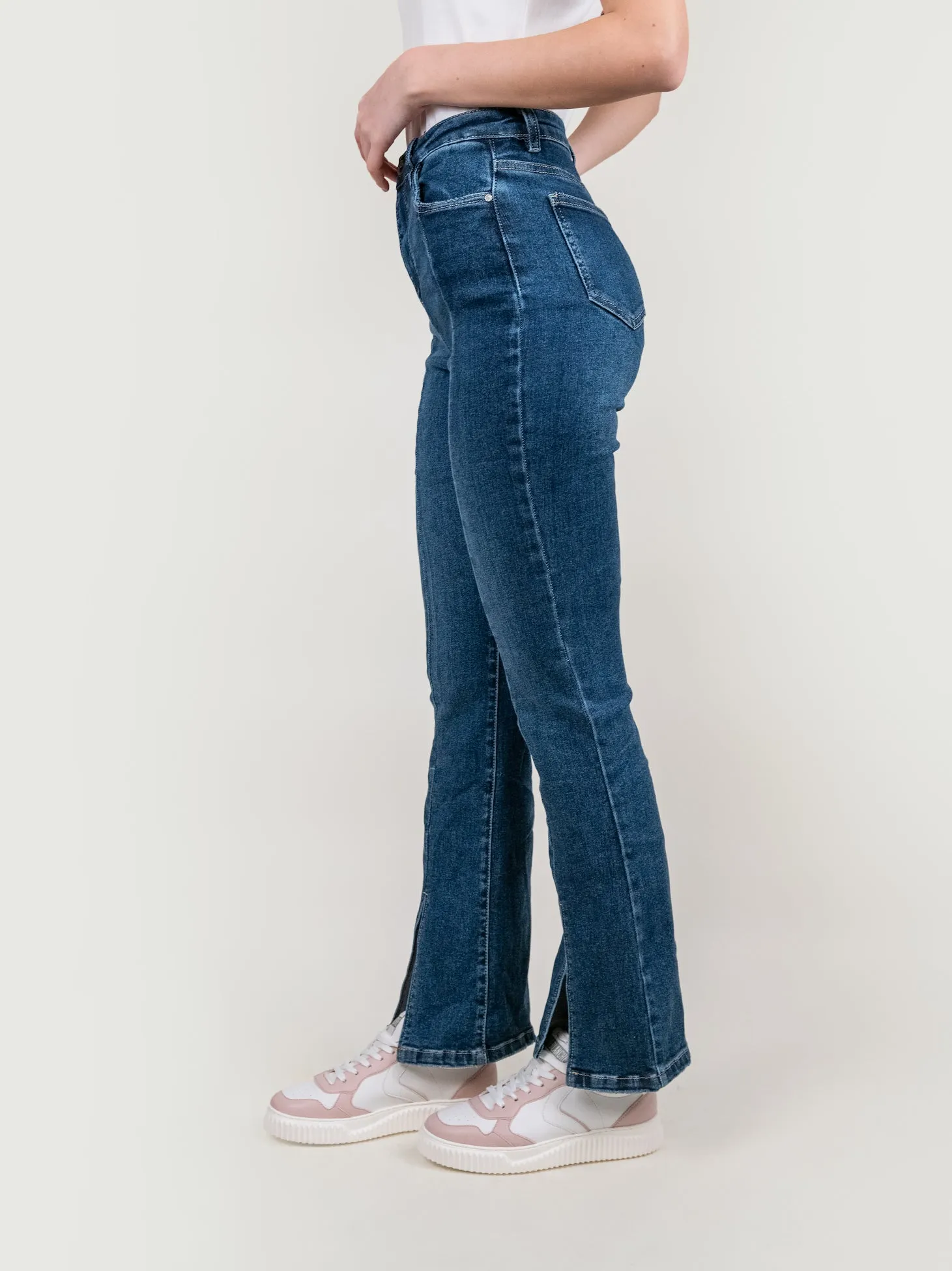 JEANS A ZAMPA ELASTICIZZATO CON MAXI SPACCO FRONTALE