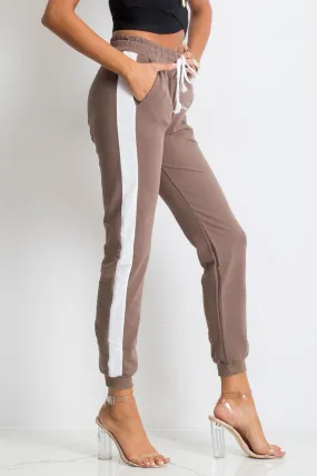 Pantalone sportivo fango con fascia a contrasto bianca